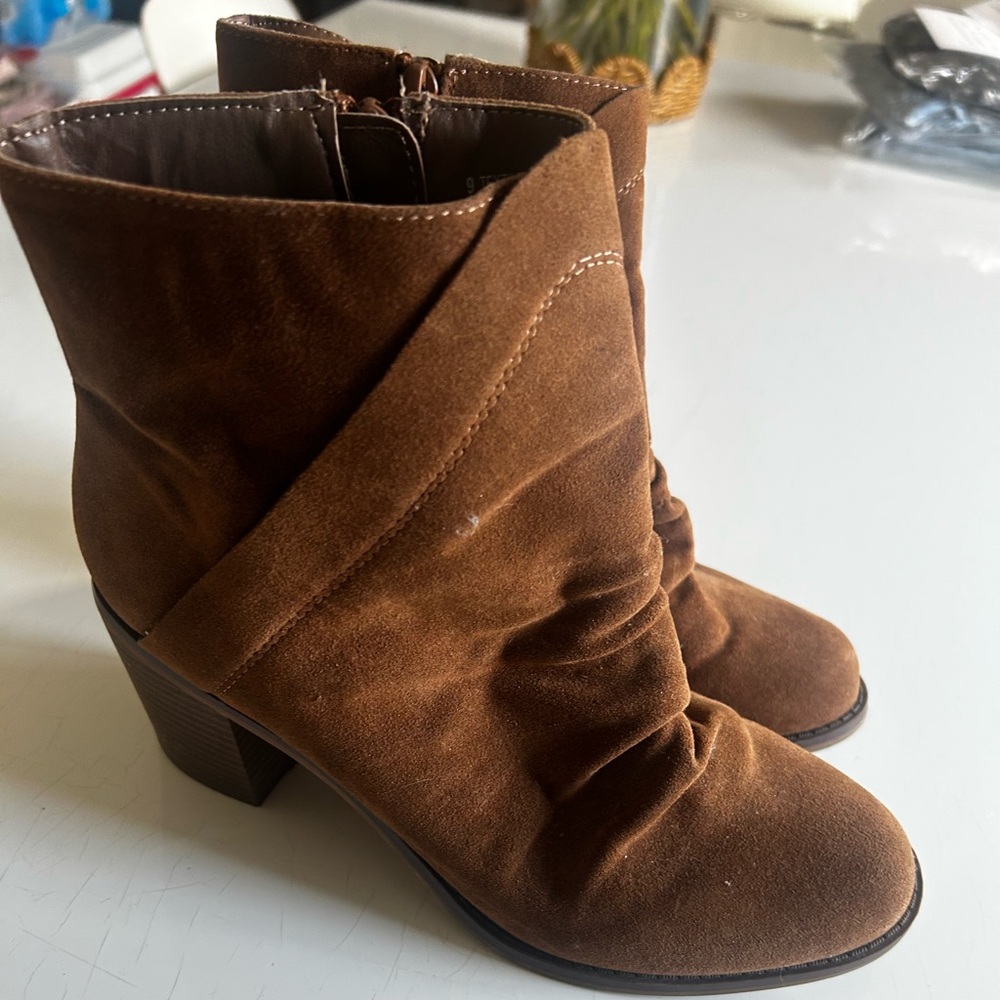 Universal Thread Size 9 Tan Faux Suede Ankle Heeled Boots Brown Booties
